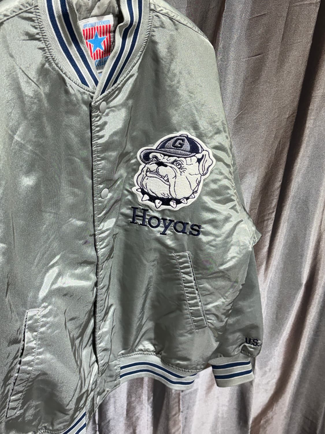 L U.S. College Hoyas 불독패치 사틴 실버 블루종 상품이미지6