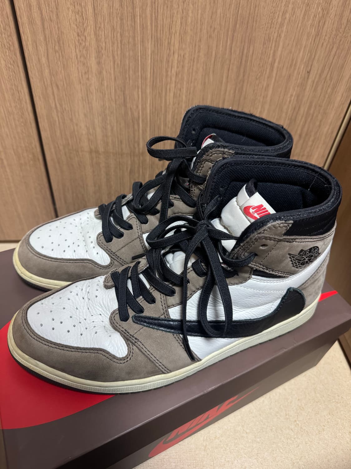 290 나이키 에어 조던 1 트래비스 스캇 모카 하이 팝니다 상품이미지1