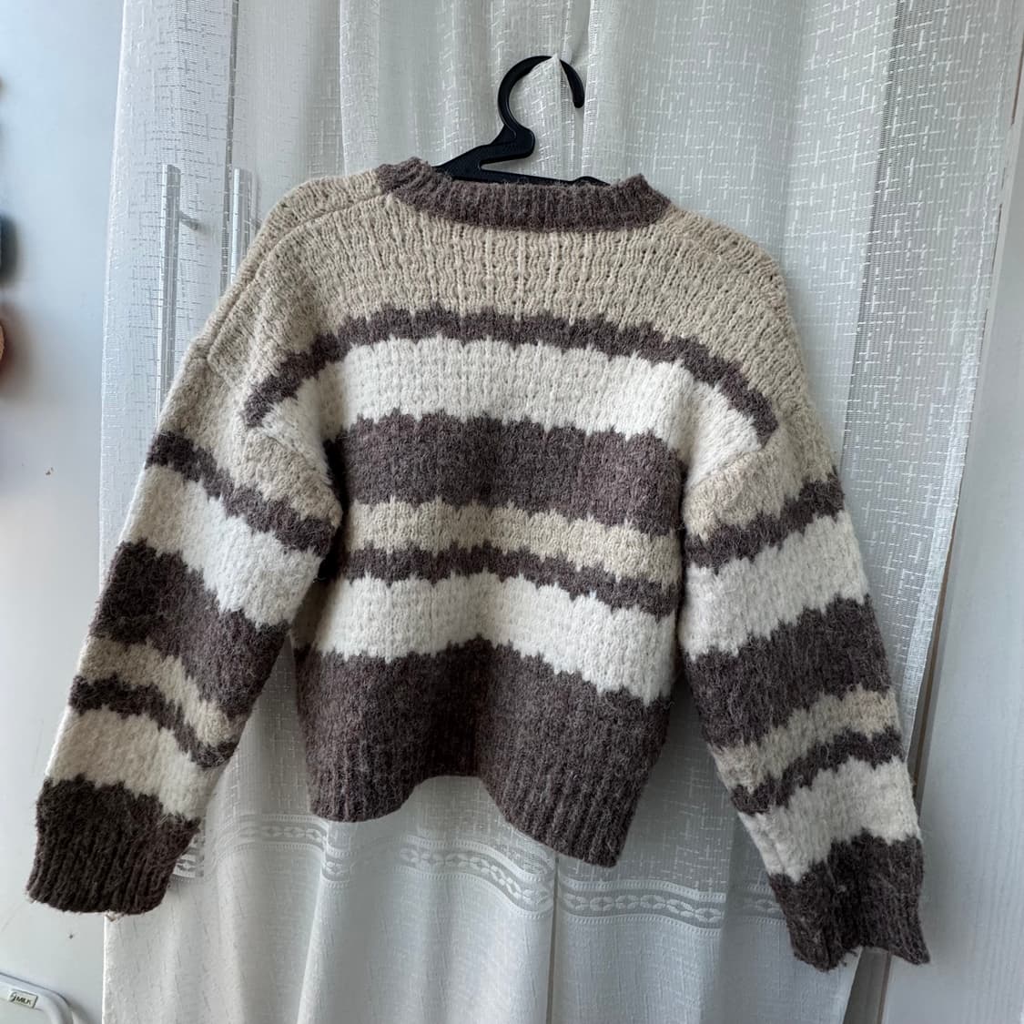아이보리 브라운 스트라이프 부클 니트 스웨터 상품이미지3