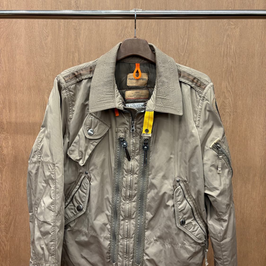 파라점퍼스 라이트 웨이트 나일론 자켓 옐로우 버클 스트랩 디테일 베이지 상품이미지4