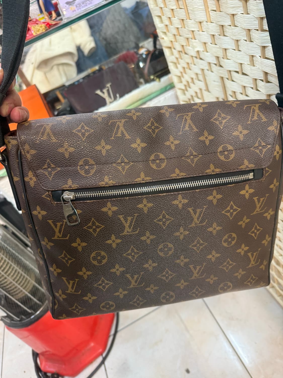 정품 루이비통 디스트릭트 메신저백 팝니다 상품이미지4