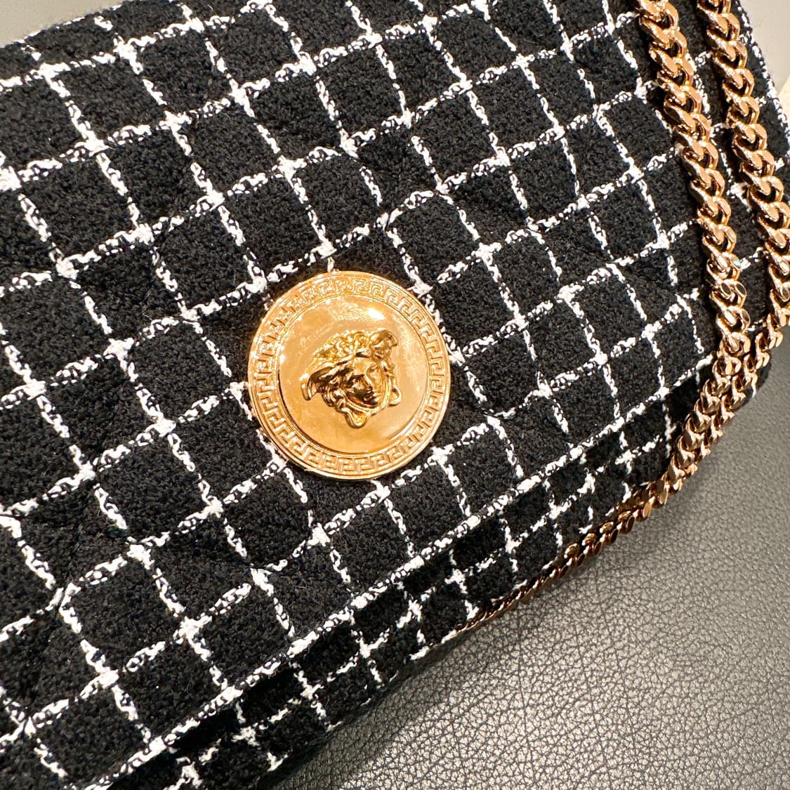 (정품/새상품) VERSACE 베르사체 여성 블랙 트위드 숄더백 상품이미지3
