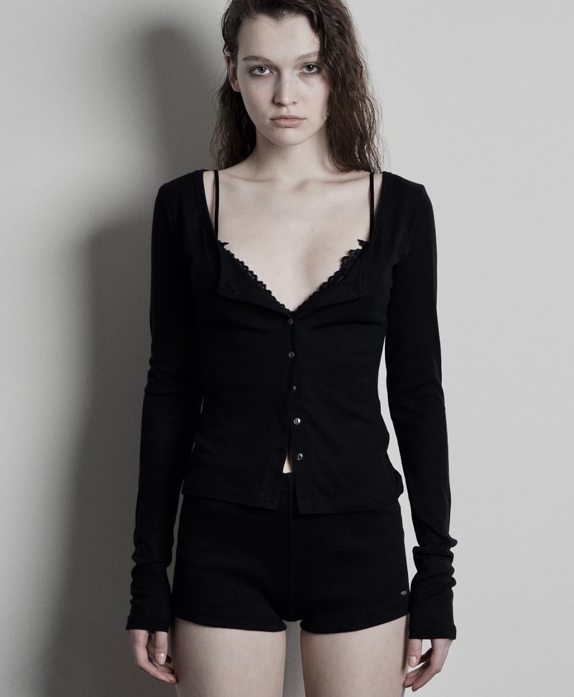 보헤미안서울 베이직 스쿱 버튼 가디건 블랙 상품이미지1