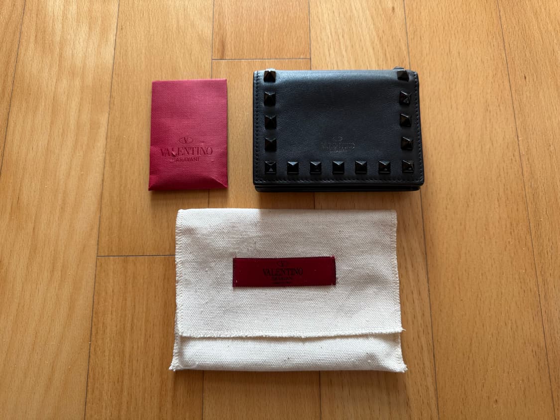발렌티노 VALENTINO 지갑 중지갑 지퍼돌이 스터드 반지갑 명품지갑 상품이미지1