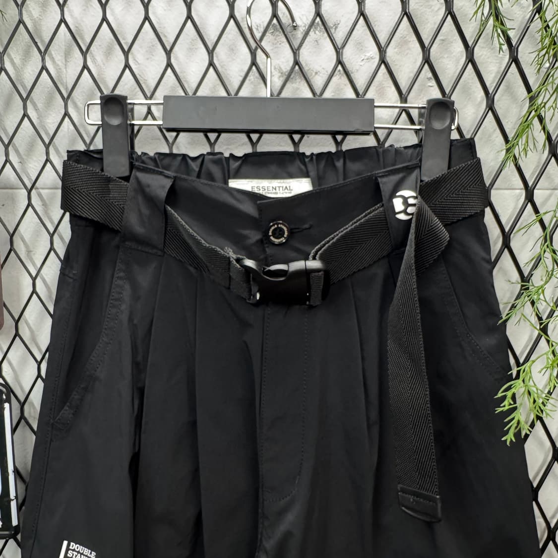 에센셜 더블 스탠다드 클로징 나일론 카고 팬츠 블랫 상품이미지3
