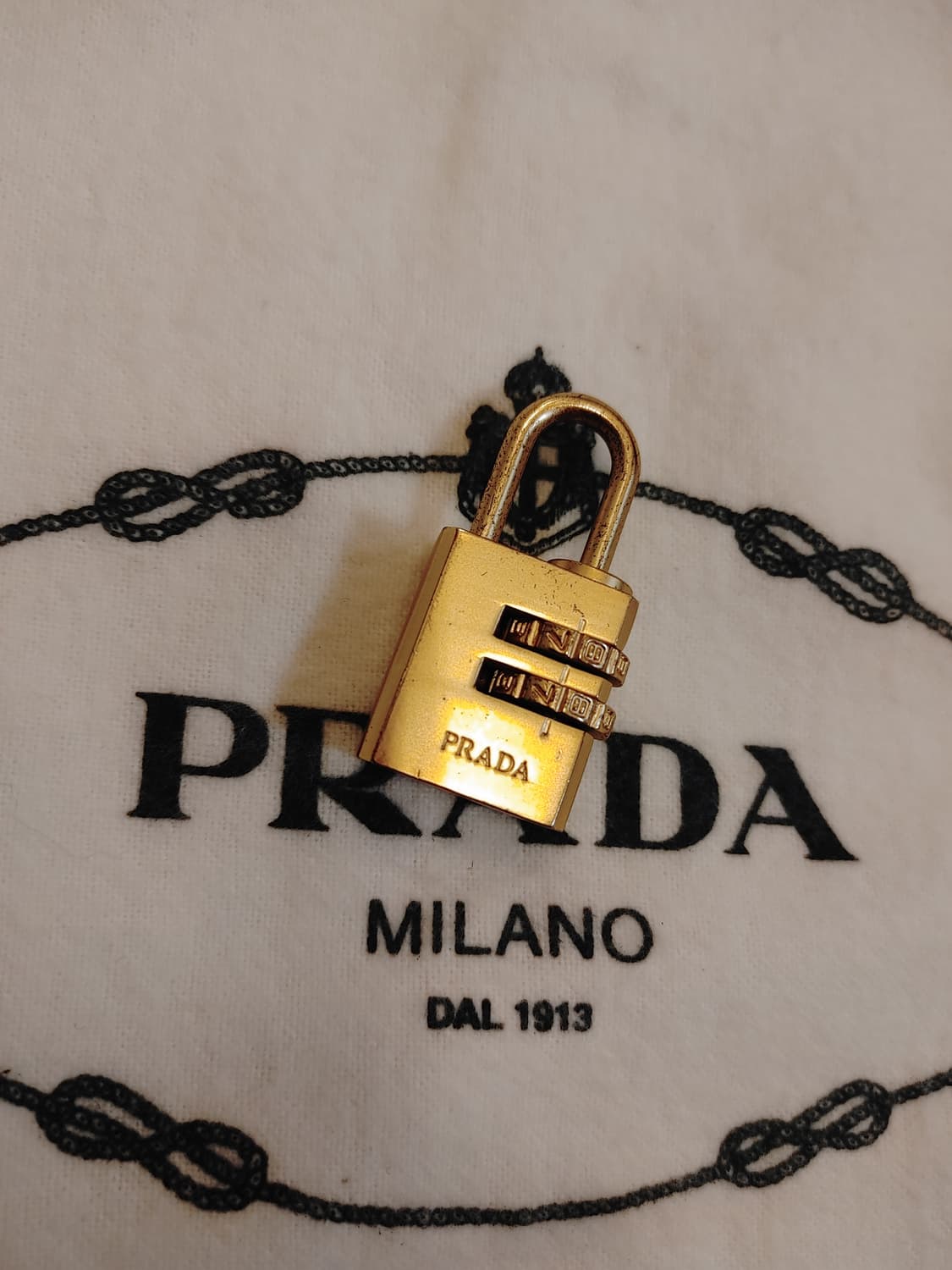 프라다 자물쇠 상품이미지3