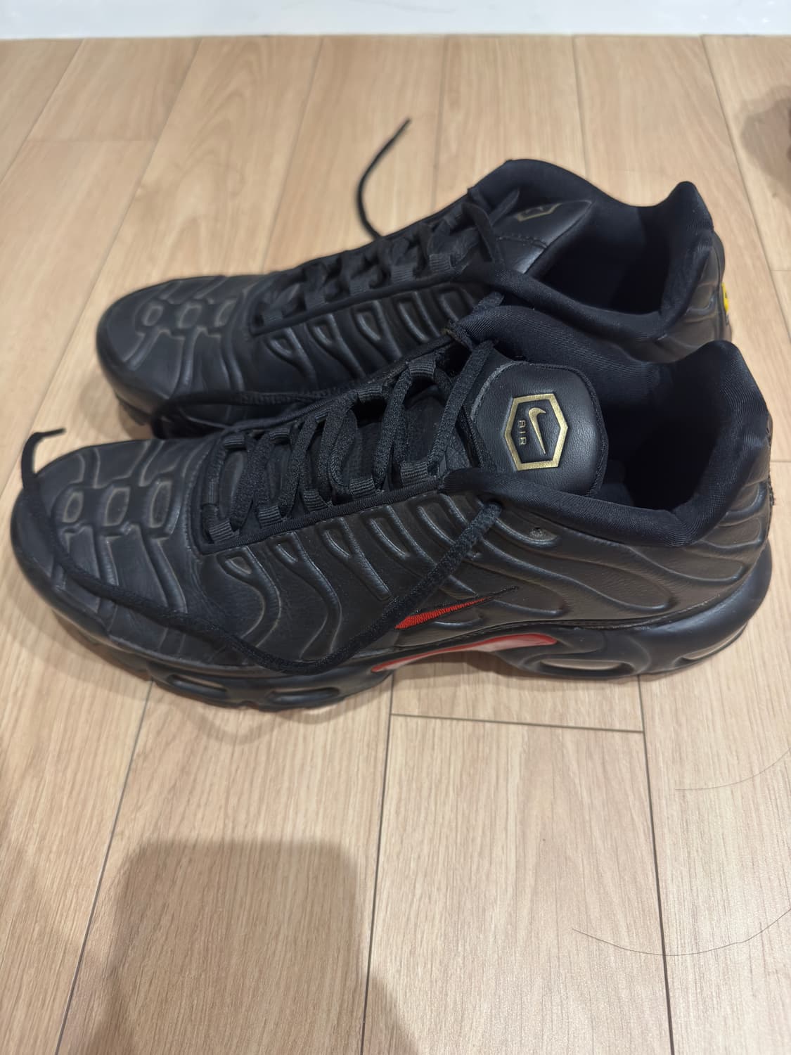 나이키 에어 맥스 플러스 블랙:유니버시티 레드 상품이미지3