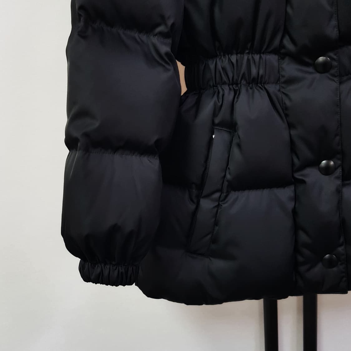 프라다 리나일론 삼각로고 버클 후드 다운 패딩 29Y966 상품이미지2