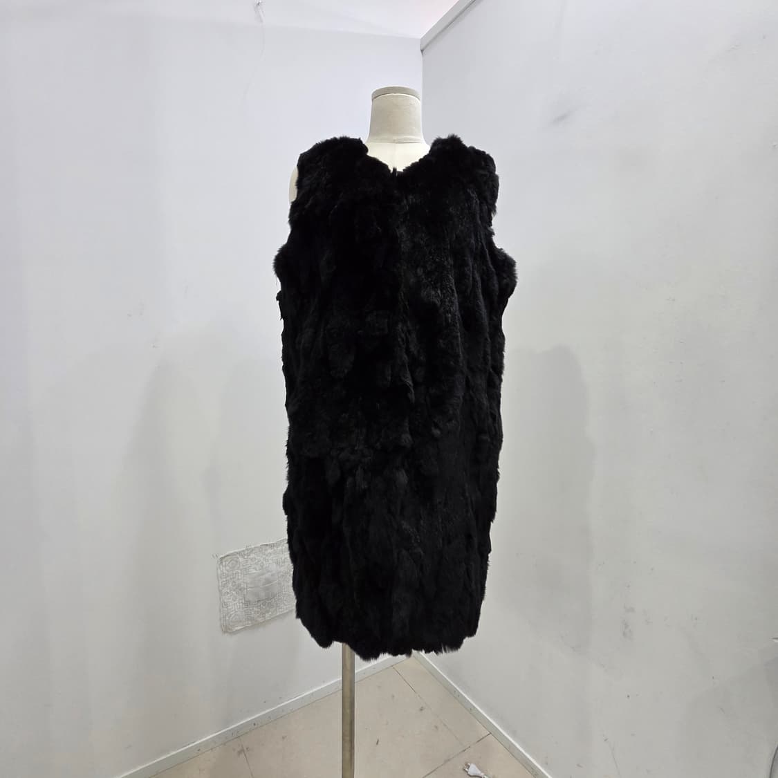 KRYDDERI 블랙 렉스 래빗 퍼 롱 베스트 상품이미지1