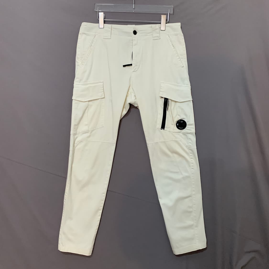 46 CP컴퍼니 14주년 렌즈 와펜 화이트 스판 카고 팬츠 상품이미지1