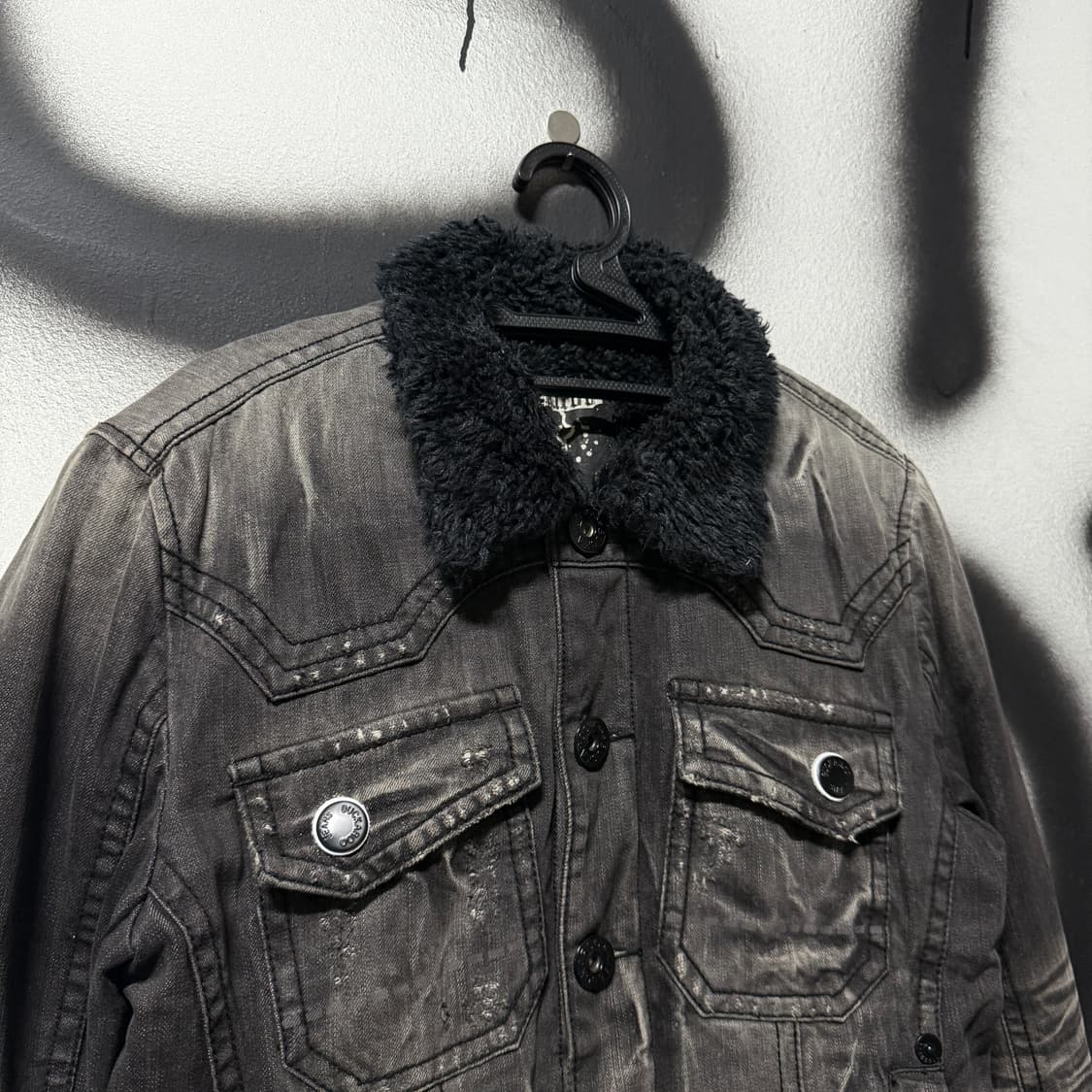 버커루 스톤 워싱 데미지 디테일 퍼 카라 데님 자켓 상품이미지3