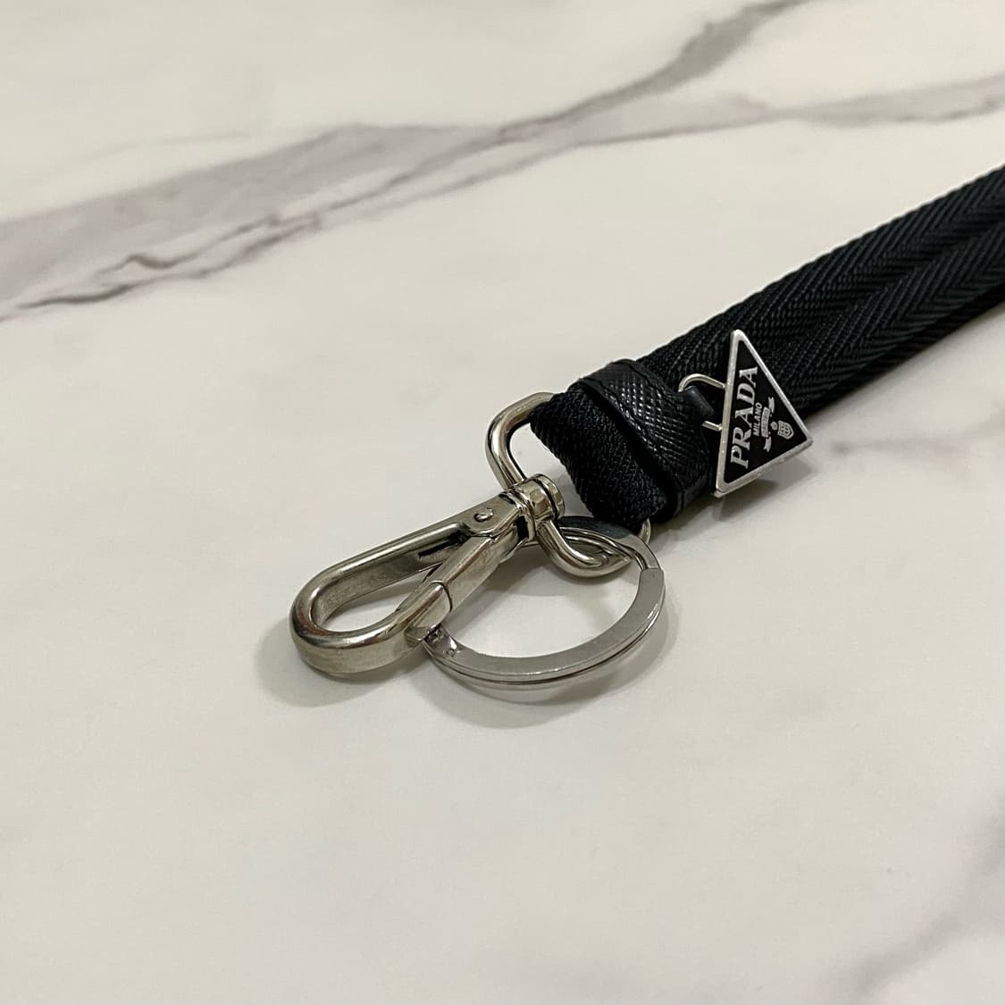 프라다 우븐 트라이앵글 로고 키체인 남성 키링 블랙 2PT011 상품이미지4