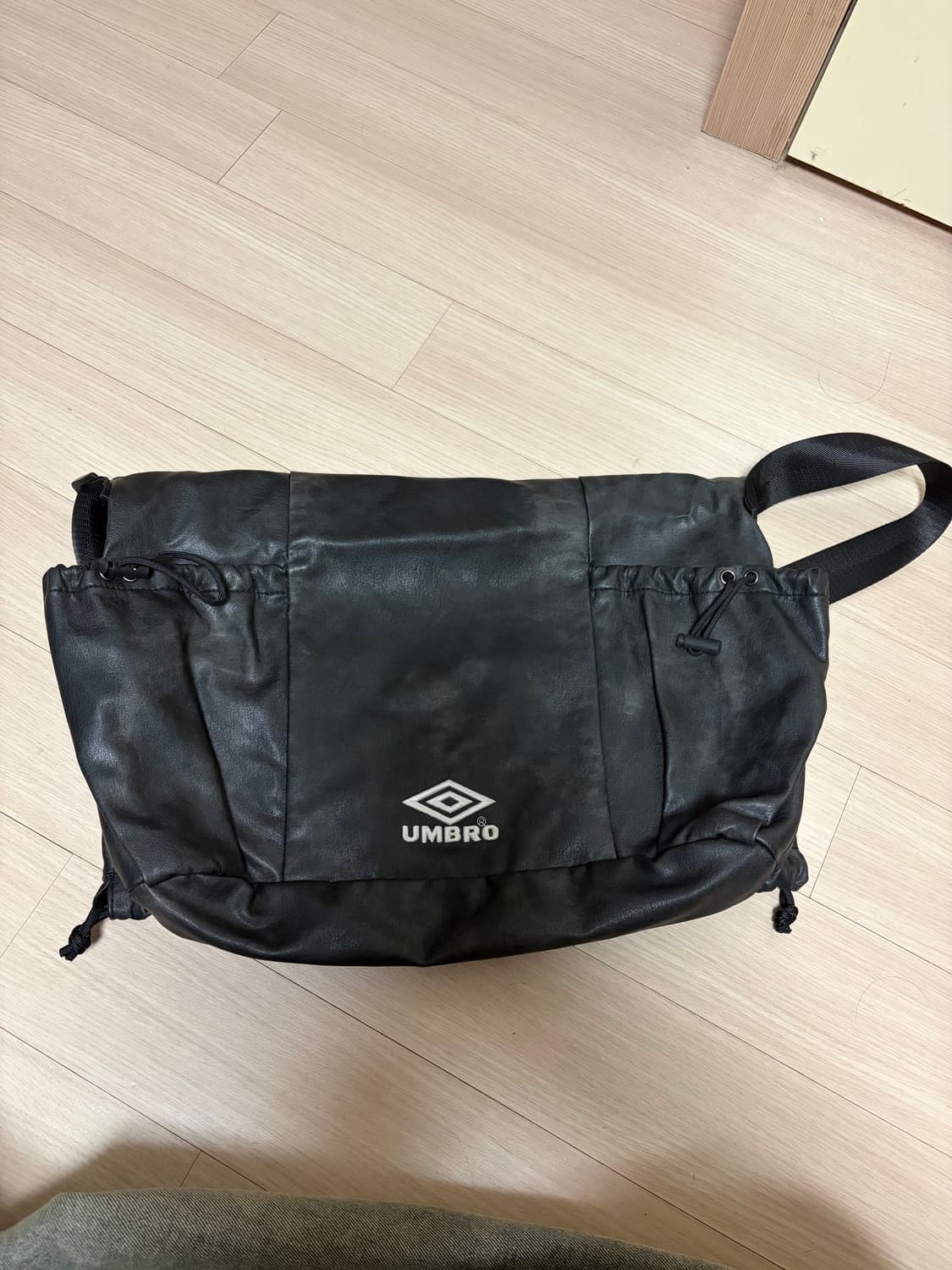 엄브로x프릭스스토어 PU 레더 크로스백  상품이미지3