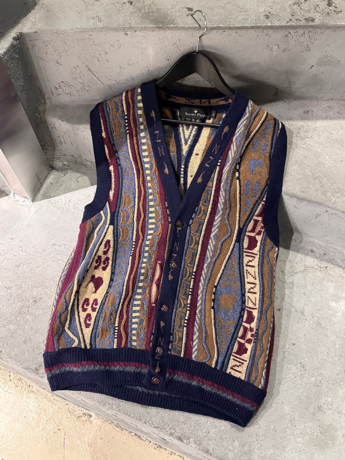 Snowy Peak 3D 케이블 패턴 니트 베스트  상품이미지1