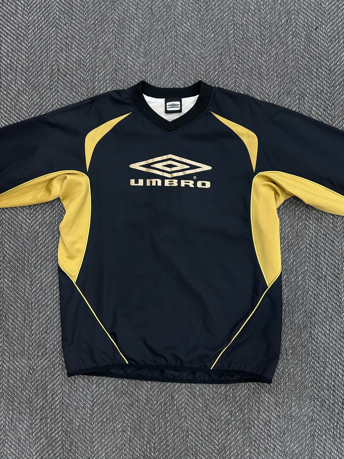 엄브로 웜업 블랙/골드 상품이미지2