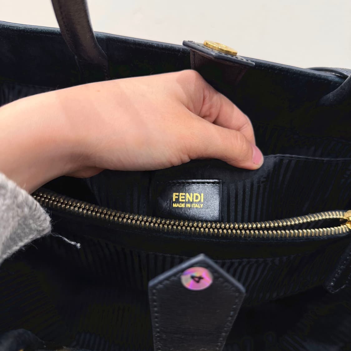 펜디 토트백 사피아노 레더 골드 메탈 바 프레임 디테일 블랙 상품이미지7