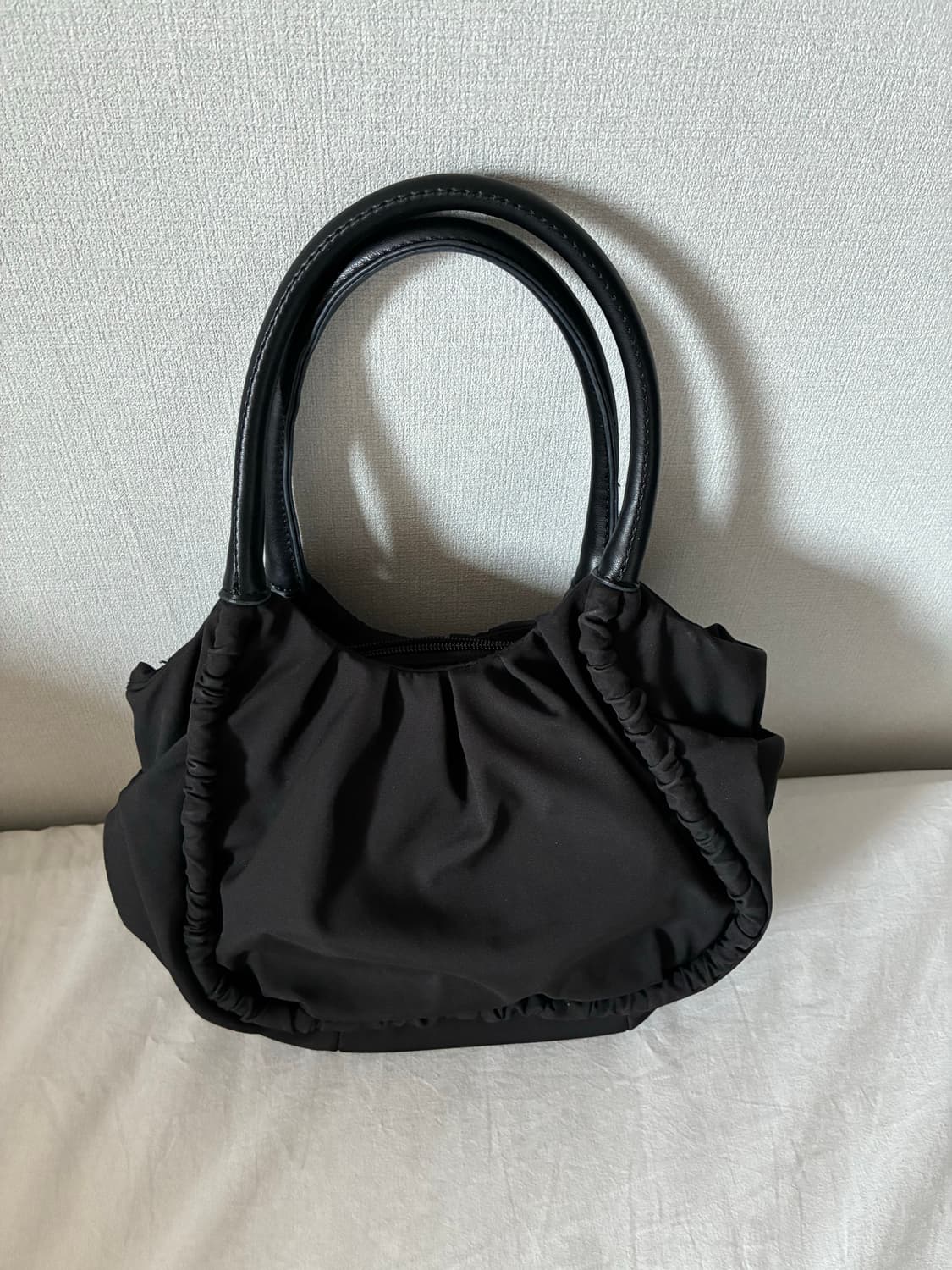 요지 야마모토 셔링 토트백 블랙 상품이미지1