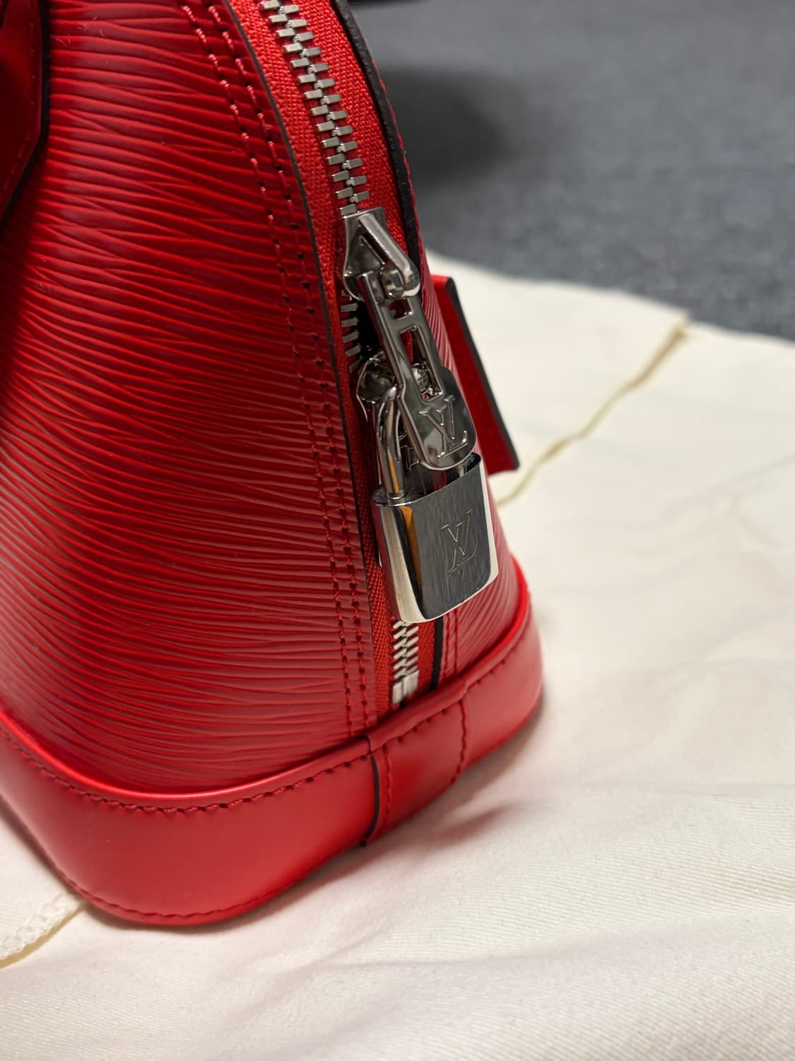 루이비통 알마bb 에피 레드 상품이미지2
