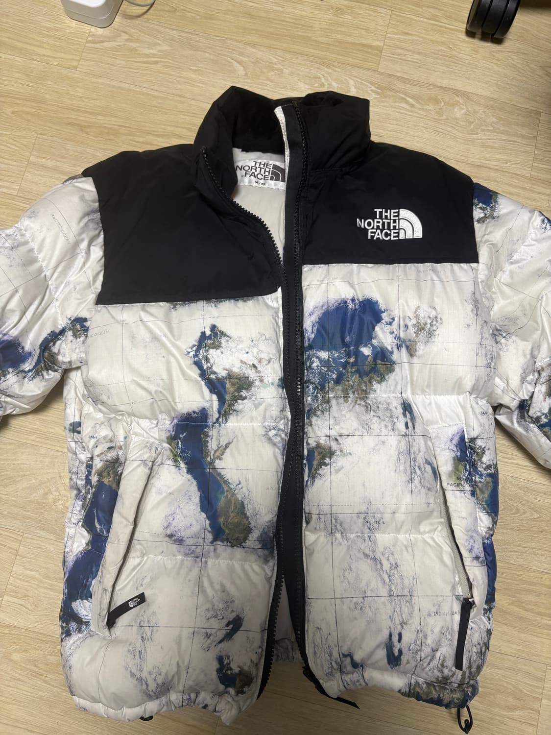 노스페이스 화이트라벨 지구 패딩 상품이미지1