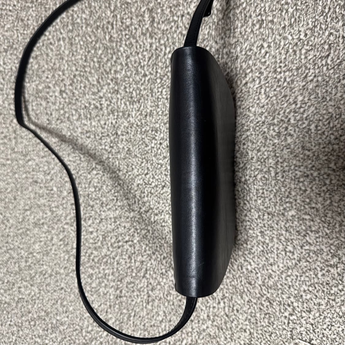COS 커브드 크로스바디 백 블랙 고현정백 상품이미지3