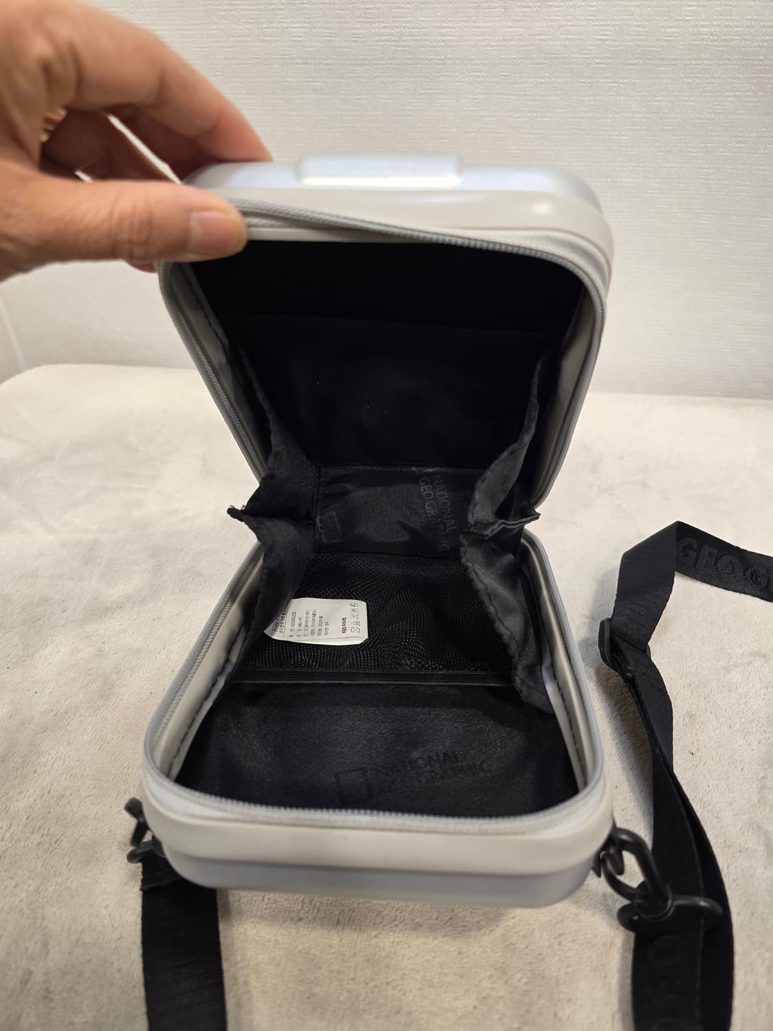 내셔널지오그래픽 미니 캐리어 크로스백 은색 상품이미지6