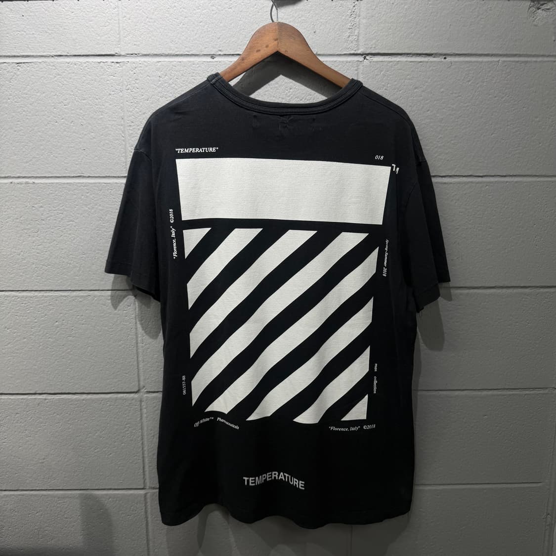 오프화이트 백로고 반팔티 상품이미지1