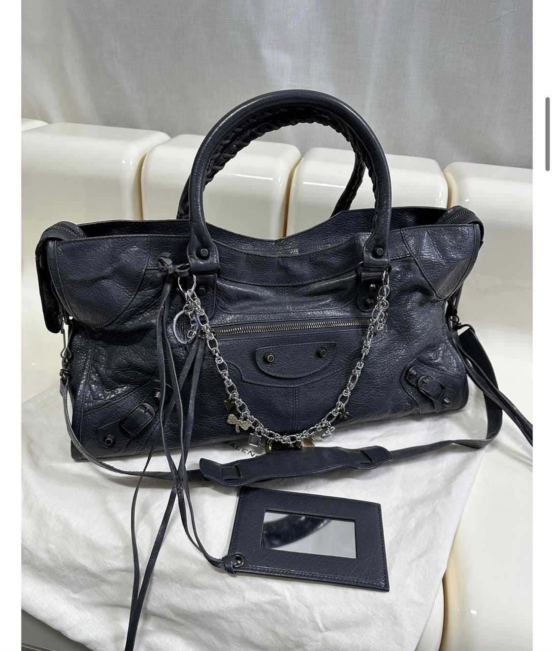 발렌시아가 시티 모터백  파트타임 다크그레이 판매합니다 상품이미지1