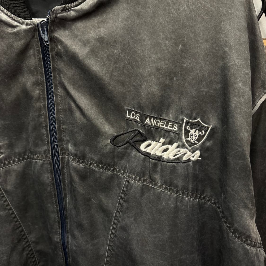 스타터 X NFL 레이더스 플라이트 바시티 자켓 후면 빅로고 포인트 차콜 상품이미지5