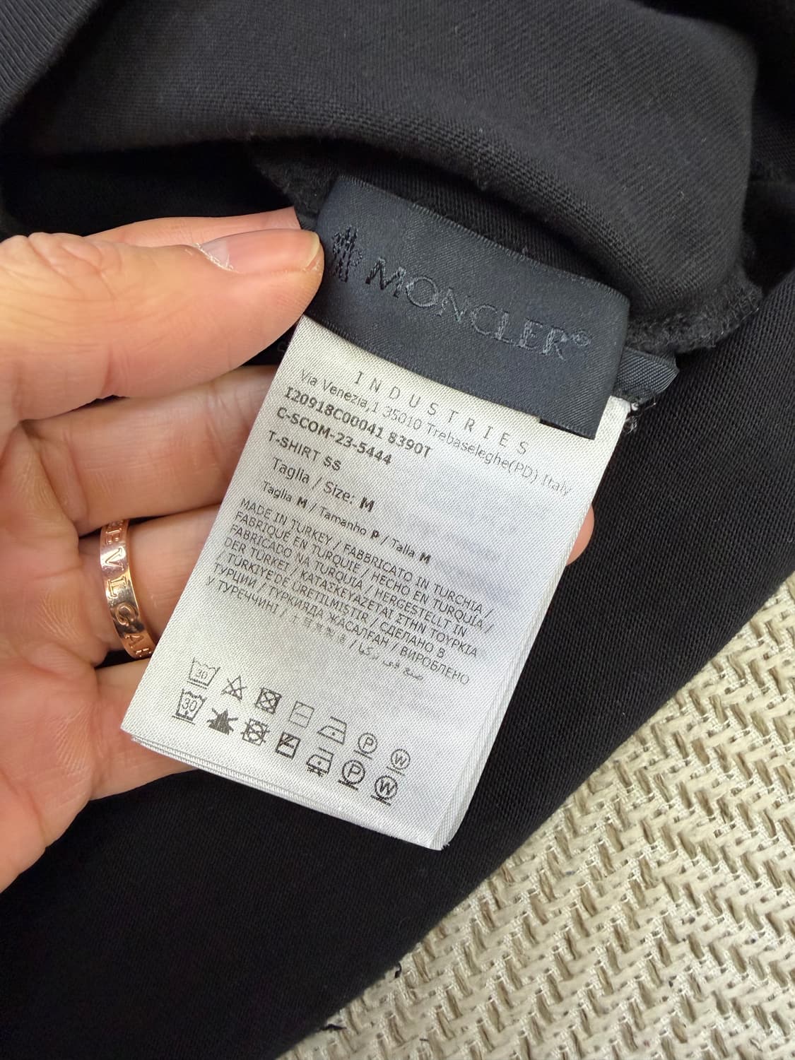 정품) 몽클레어 남성 23ss 하트 로고 블랙 반팔티 M 상품이미지7