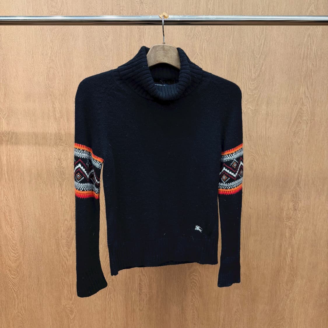 버버리 런던 터틀넥 니트 로고 자수 슬리브  자카드 패턴 레귤러핏 블랙 상품이미지1