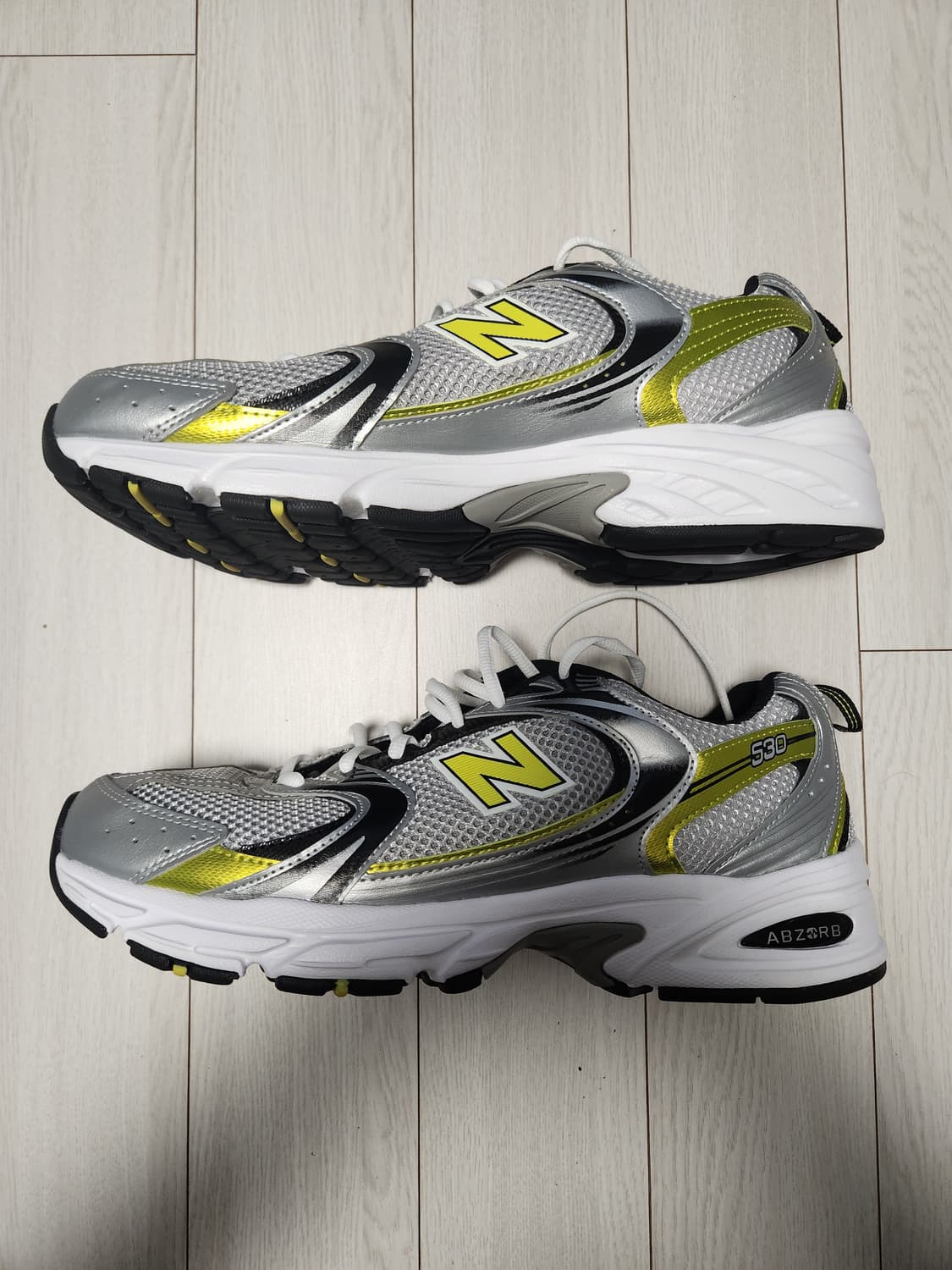 뉴발란스 530 실버 옐로우 운동화 사이즈275

거의 새거오염 하자없이 상품이미지8