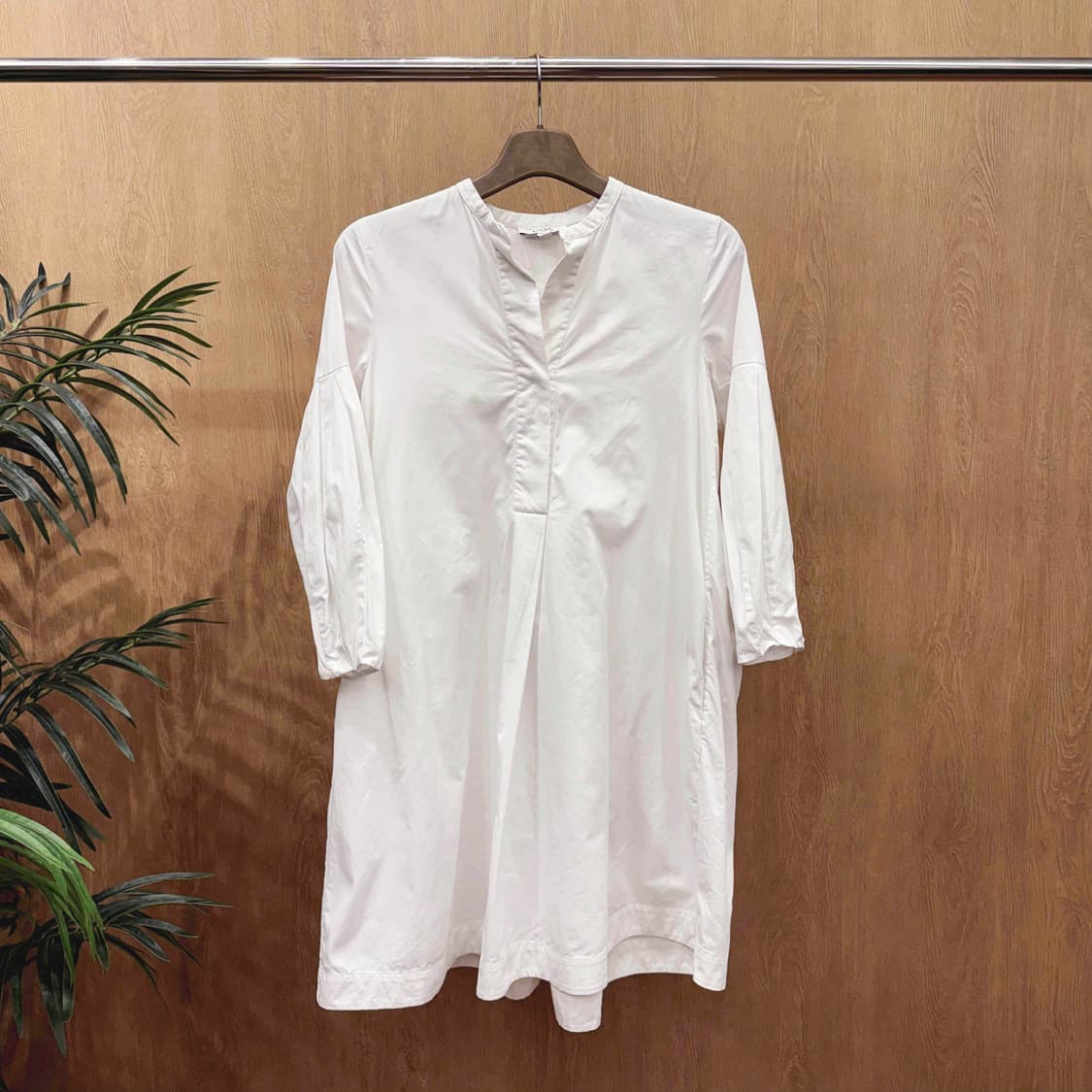 코스 브이넥 셔링 플리츠 미니 원피스 벌룬 소매 디테일 화이트 상품이미지1