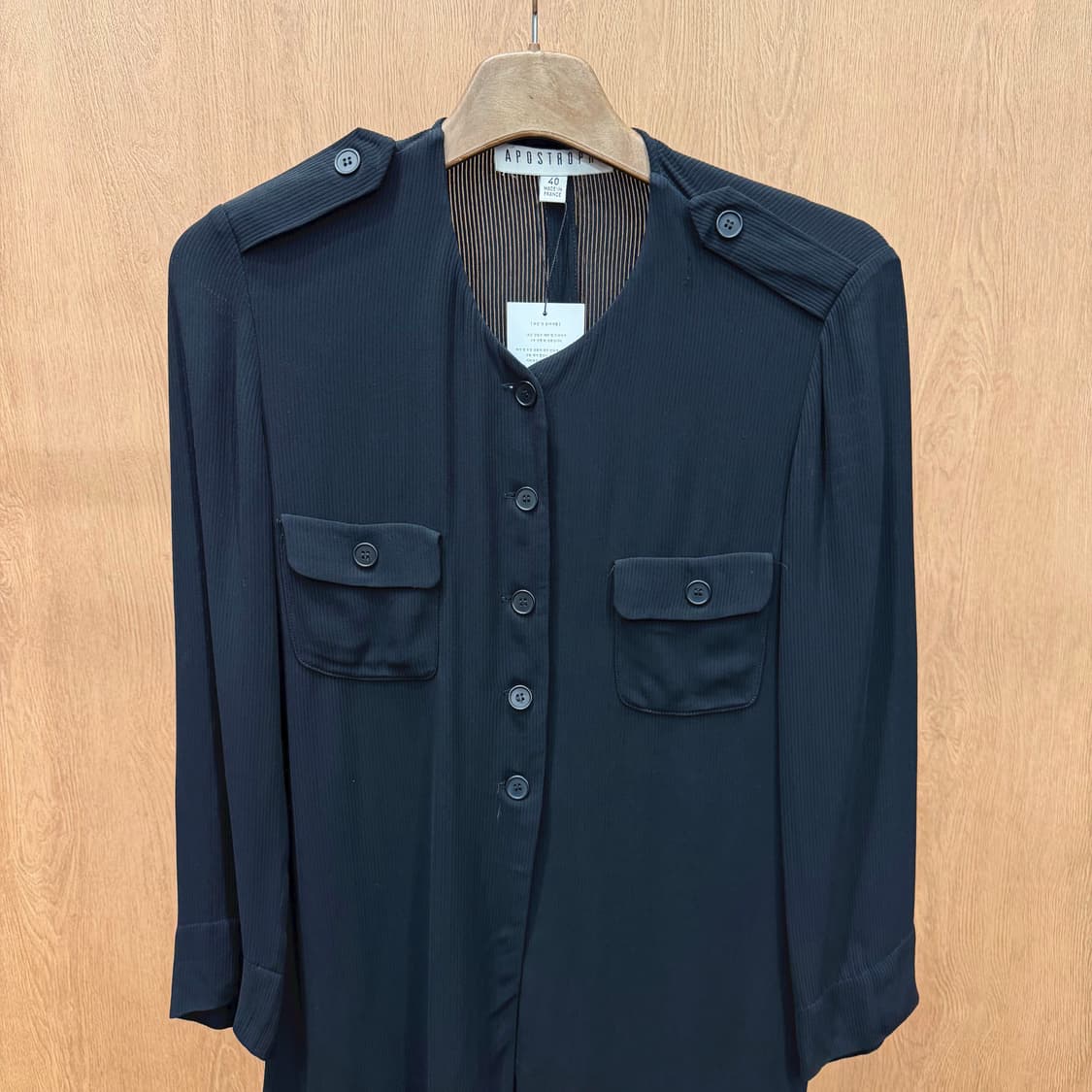 아포스트로피 미디 원피스 노카라 브이넥 어깨 견장 디테일 루즈핏 블랙 상품이미지4