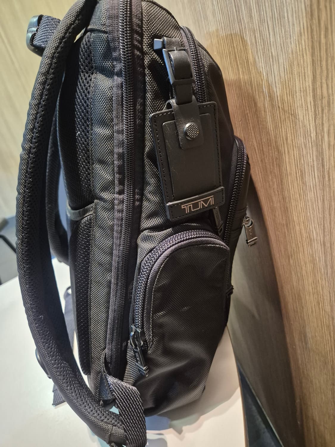 투미 백팩 판매합니다 
자연스런 사용감외엔 마모손상 없습니다 
1호선 부 상품이미지2