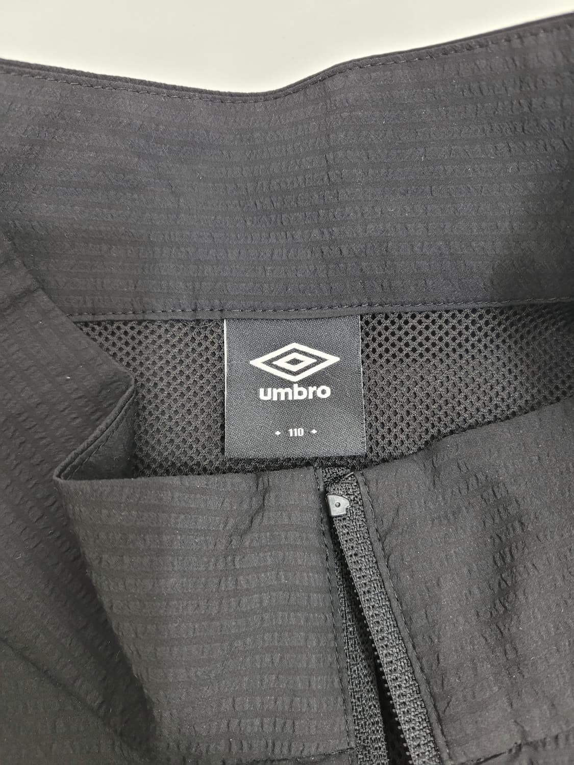 UMBRO 24SS 시어서커 스탠넥 아노락 바람막이 / 남 110 블랙
 상품이미지7