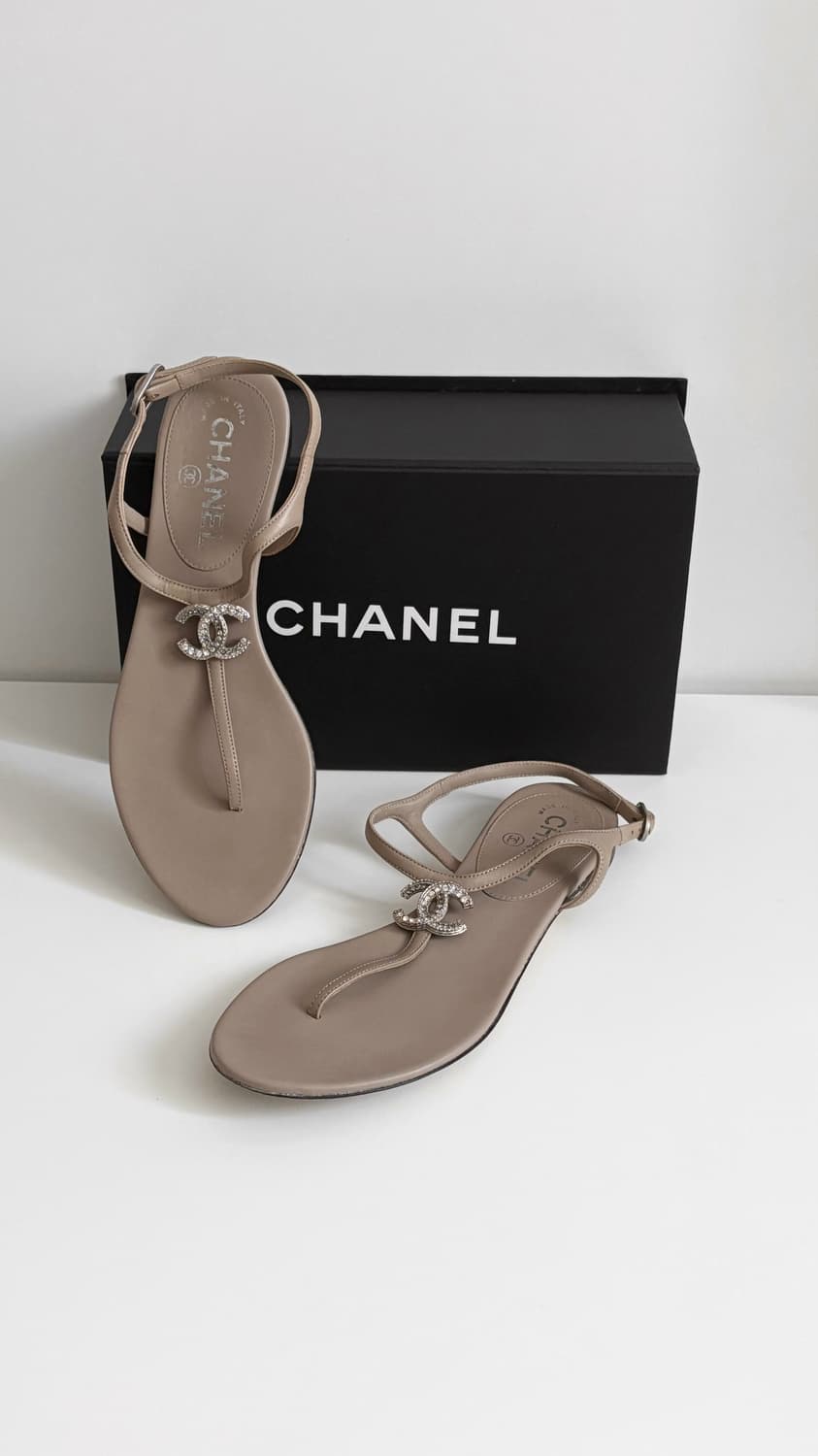 CHANEL 샤넬 CC 큐빅 로고 T스트랩 샌들 - beige/silve 상품이미지1
