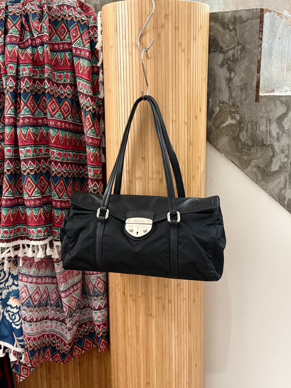 프라다 블랙 테수토 포코노 버클 바게트 숄더백 상품이미지1