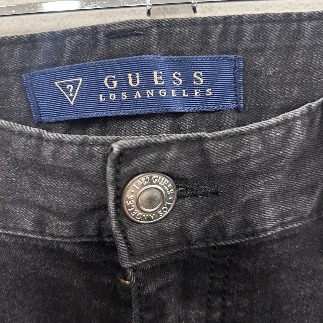 게스 슬림핏 은장 로고 절개 흑청 데님팬츠 상품이미지3