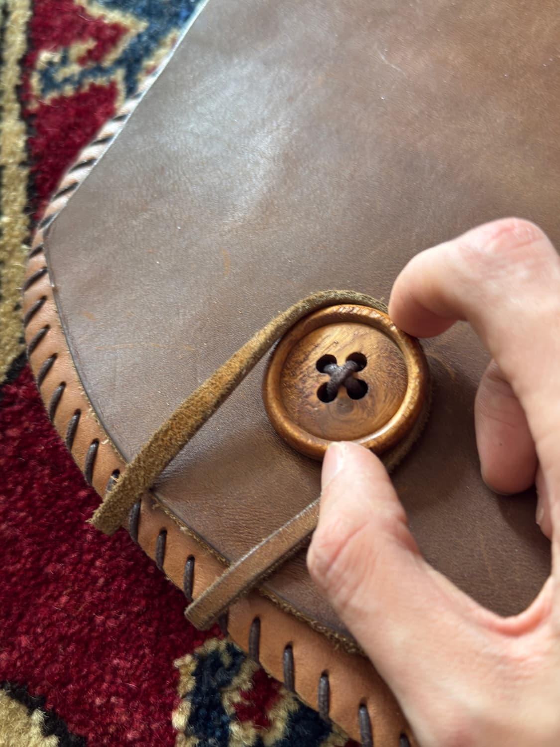 Oak wood button Amber Stitch 레더 크로스백 상품이미지5