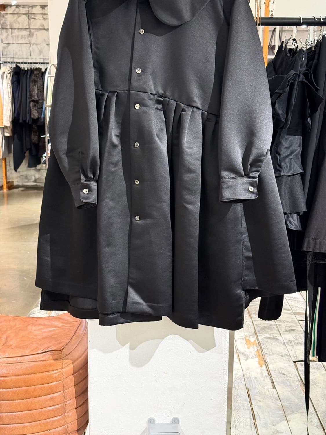 꼼데가르송 블랙 비대칭 새틴 버튼업 미디 드레스 상품이미지3