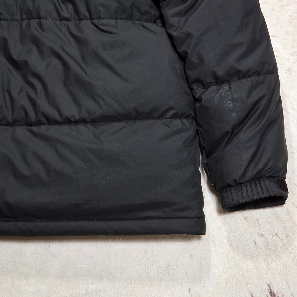 아디다스 덕다운 레드 로고 블랙 패딩 상품이미지6