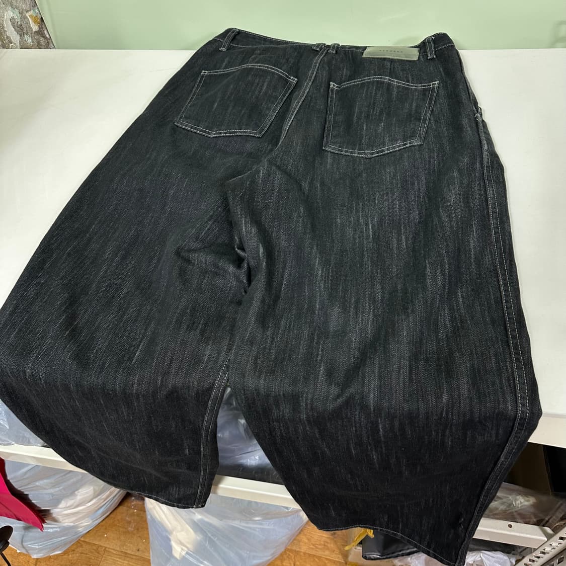 L XEROBNR 블랙워시드 와이드핏 투턱 인디고 데님팬츠 상품이미지5