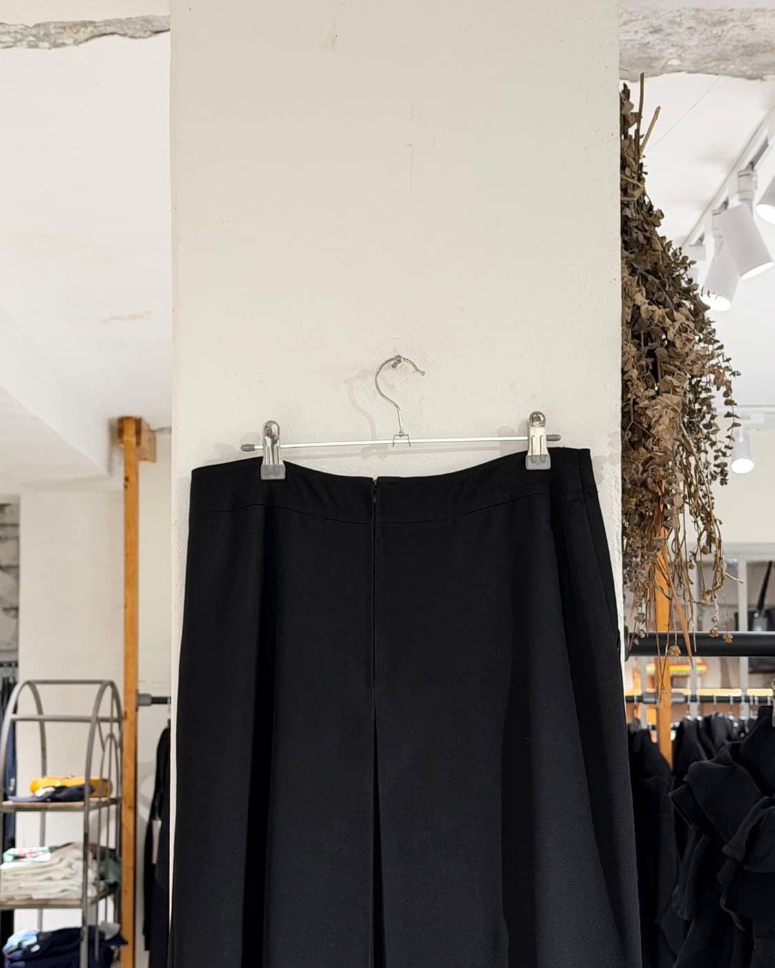 셀린느 블랙 금장 로고 울 미디스커트 상품이미지5