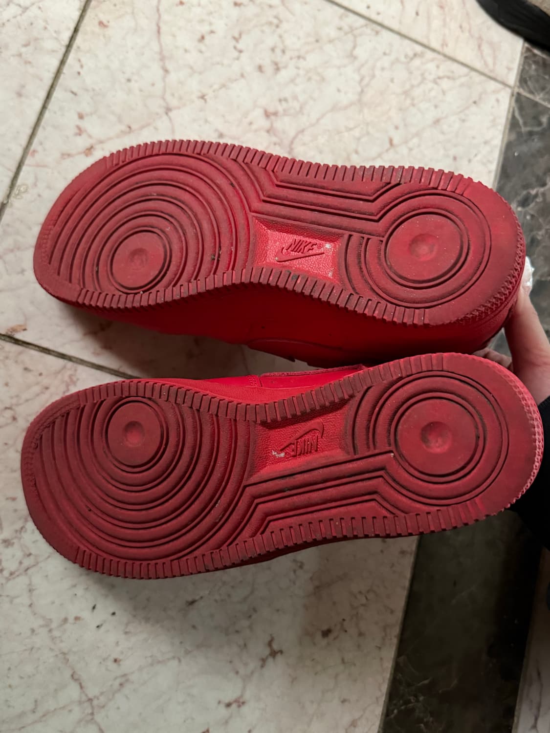 나이키 에어포스 1 '07 LV8 로우 트리플 레드 240 상품이미지4