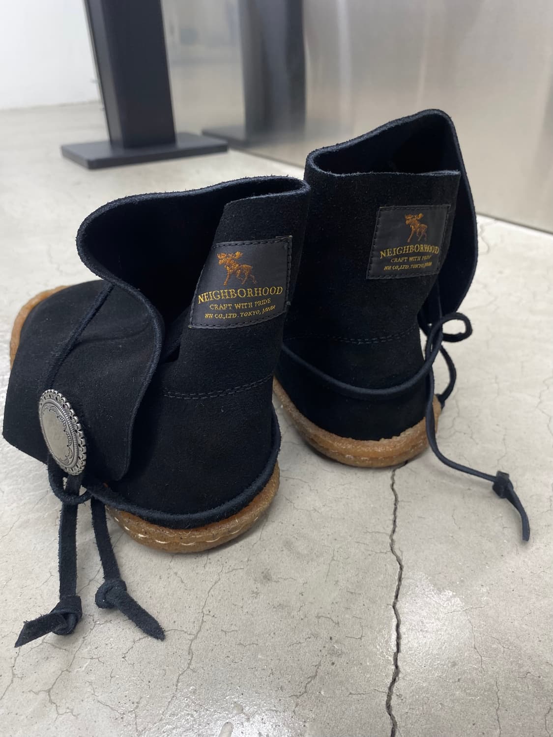 네이버후드 카우하이드 콘초 모크 부츠 상품이미지3