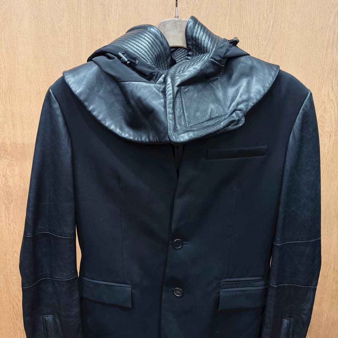 준지 울 긴팔 자켓 램스킨 배색 후드 소매 지퍼 디테일 레귤러핏 블랙 상품이미지4