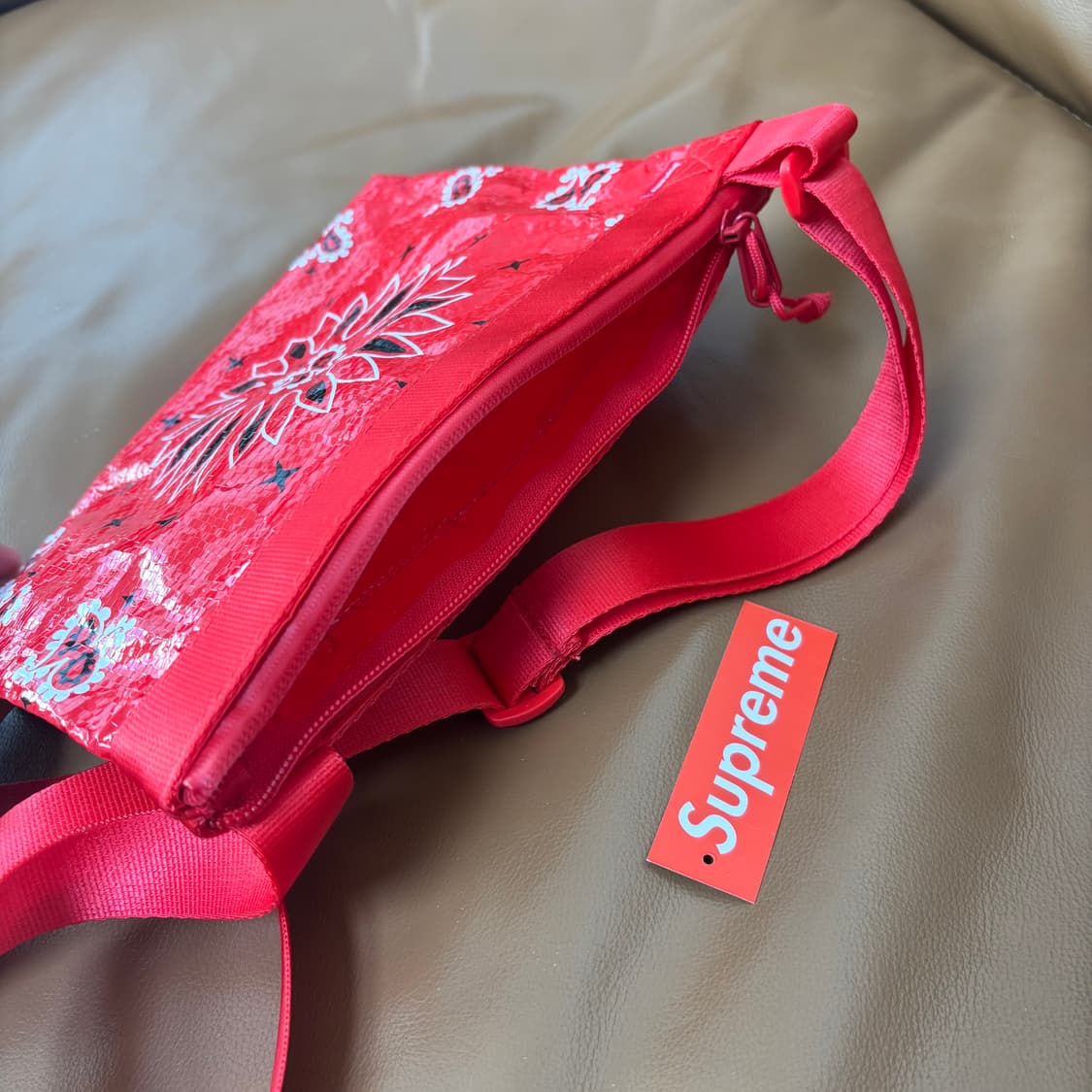 Supreme 슈프림 반다나 레드 타프 사이드백 샤코슈 가방 (Red) 상품이미지5