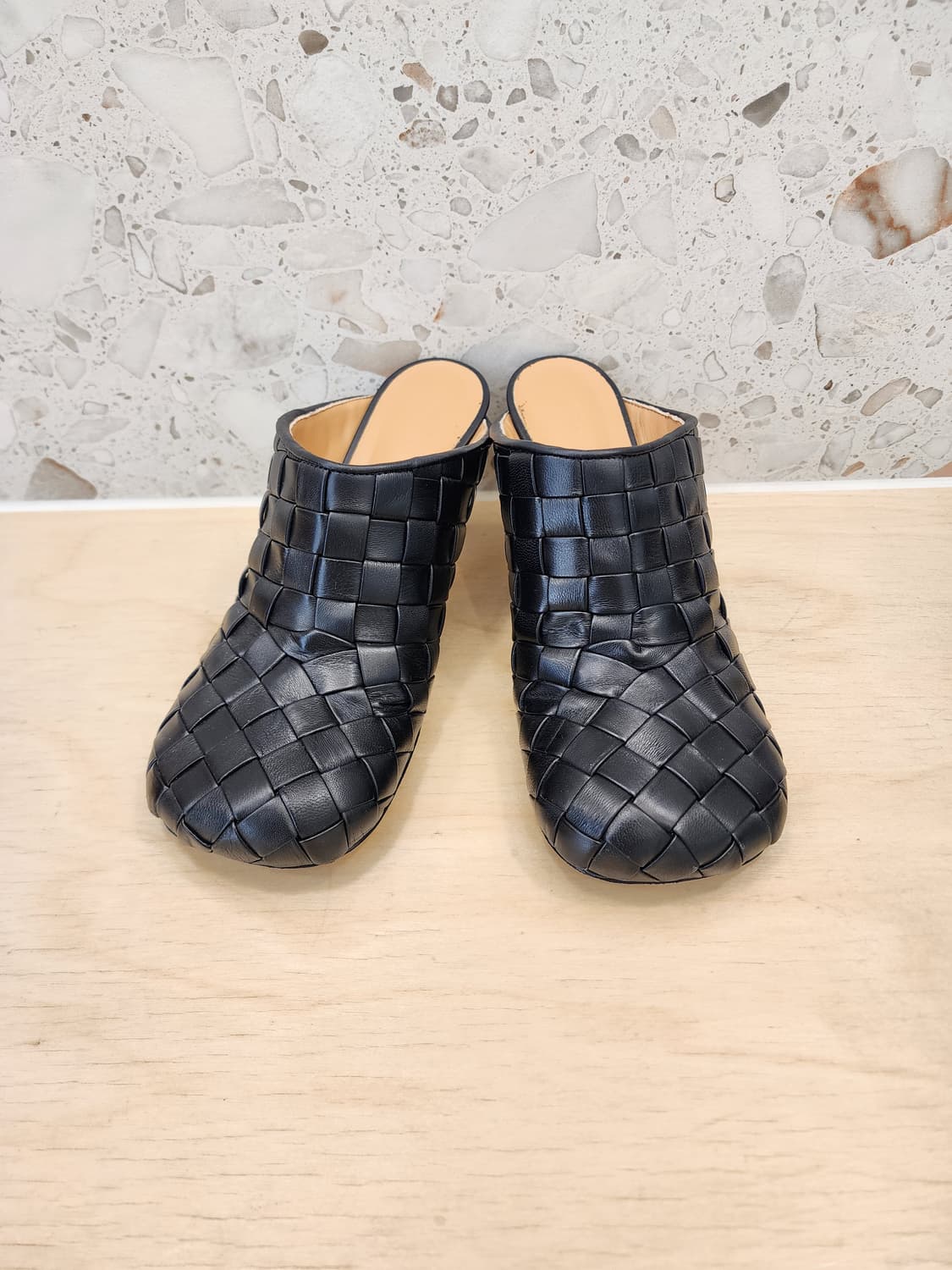 보테가베네타 인트레치아토 가죽 뮬 샌들 블랙 36 상품이미지1