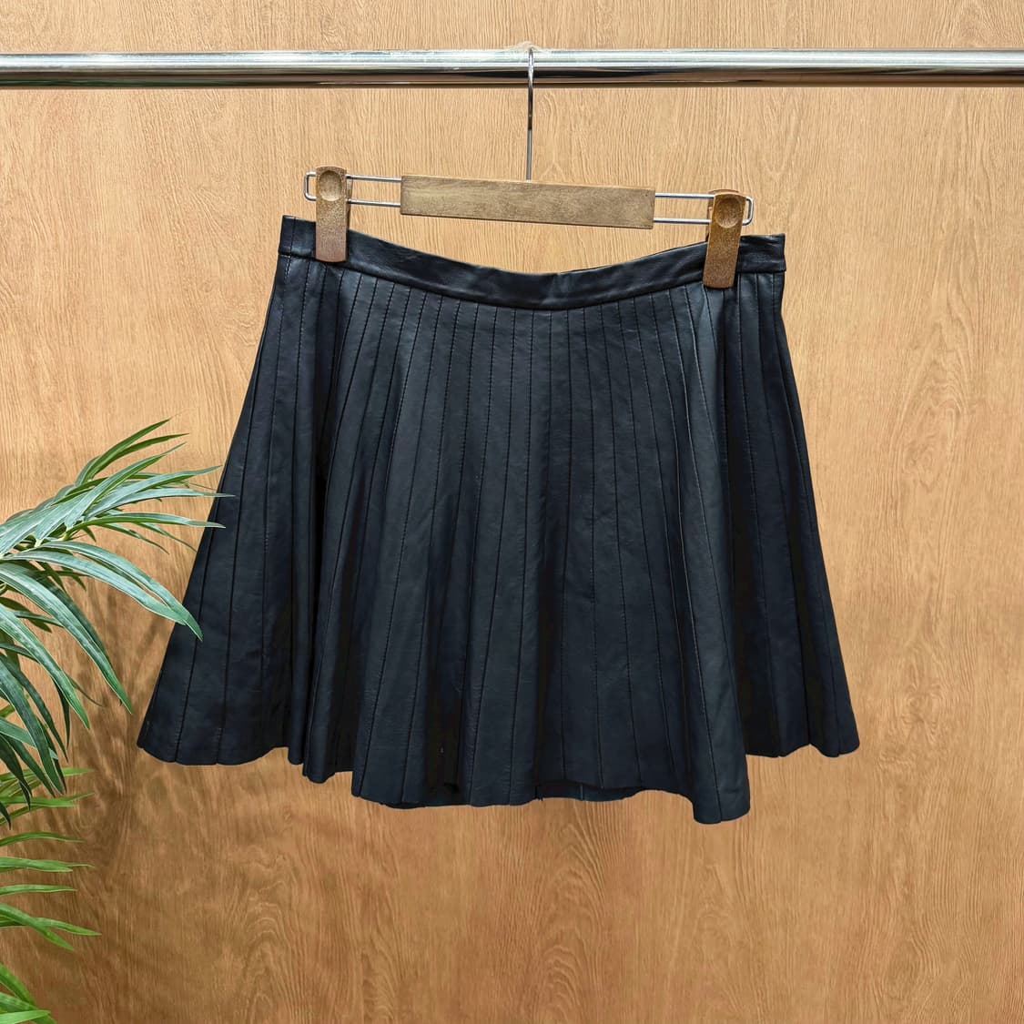 띠어리 A라인 양가죽 미니 스커트 세로 플리츠 사이드 클로징 디테일 블랙 상품이미지1