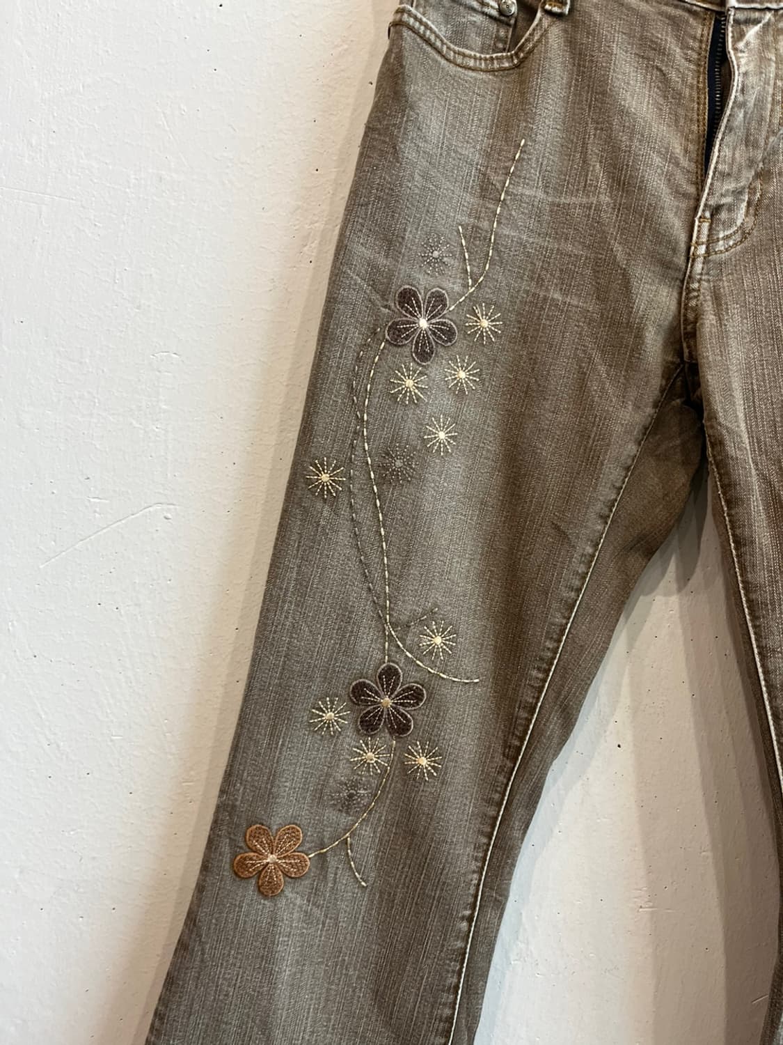 COX COSMO JEANS 로우라이즈 자수 부츠컷 데님팬츠 상품이미지2